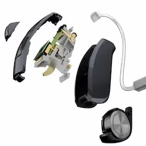 İşitme cihazı parçalarına ayrılmış